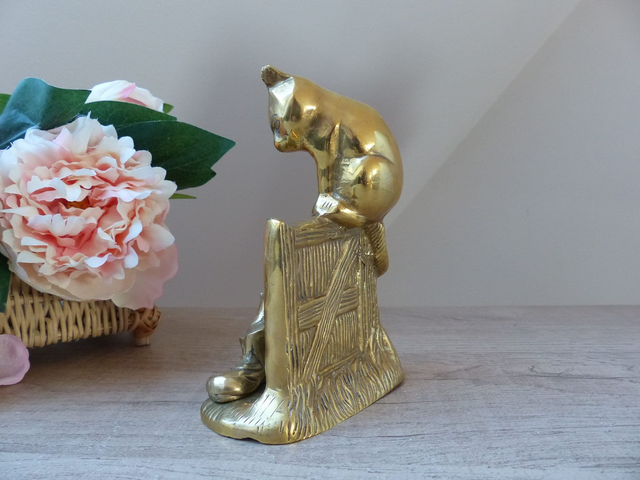 Figurine Vintage en Laiton Doré – Chat sur Clôture Regardant une Souris dans une Chaussure – Sculpture Artisanale Fait Main – Made in India