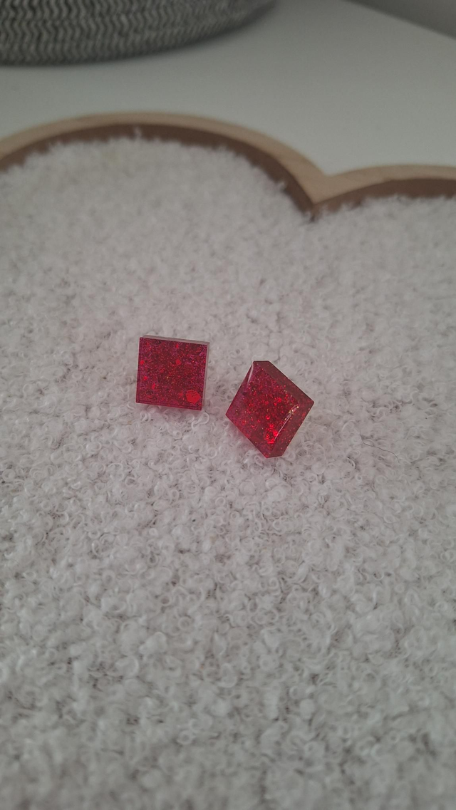 Puces carrés rose et paillettes dorées 