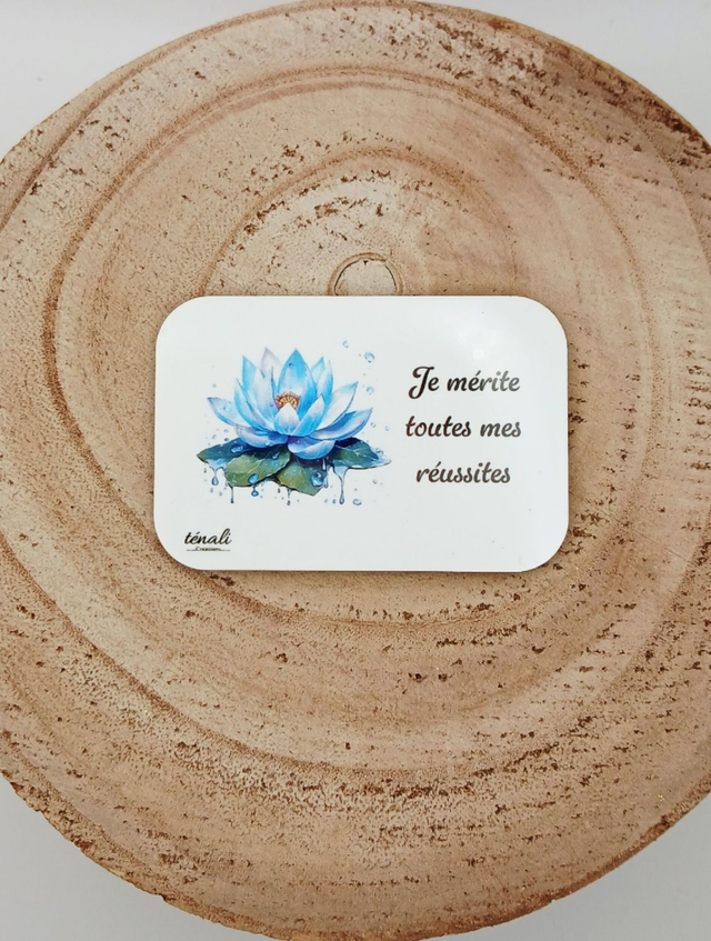 Magnet Fleur de lotus bleue avec phrase "Je mérite toutes mes réussites"   