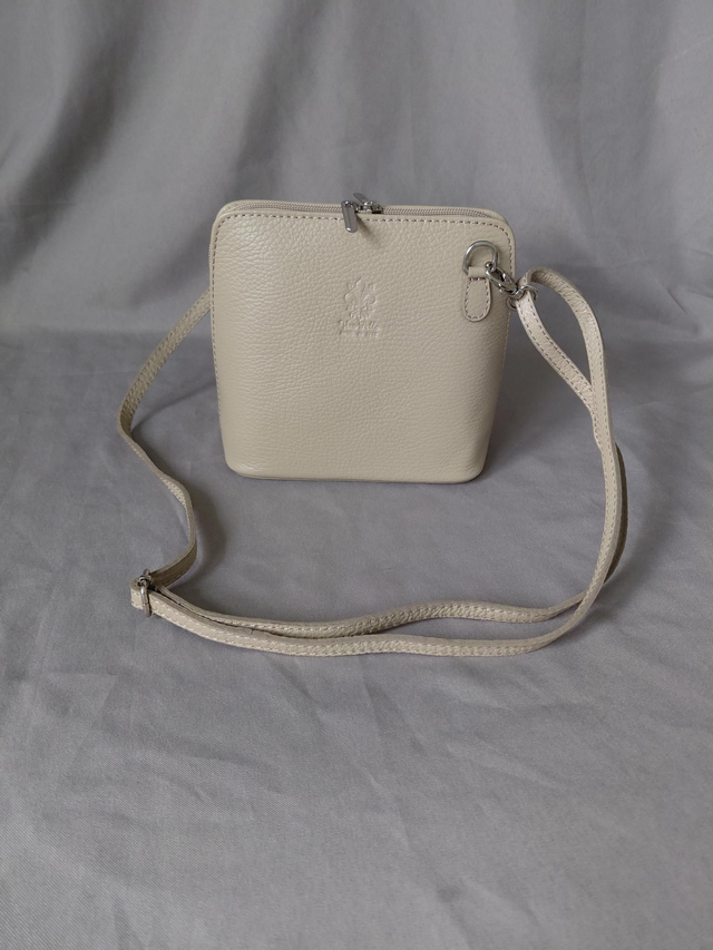 Petit sac en cuir couleur gris 