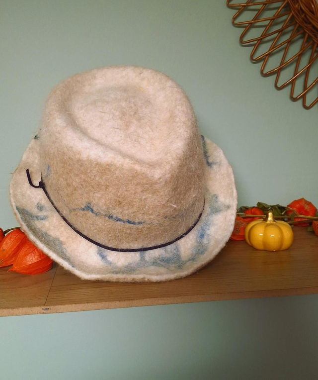 Chapeau goutte d'eau - bord court <5cm 