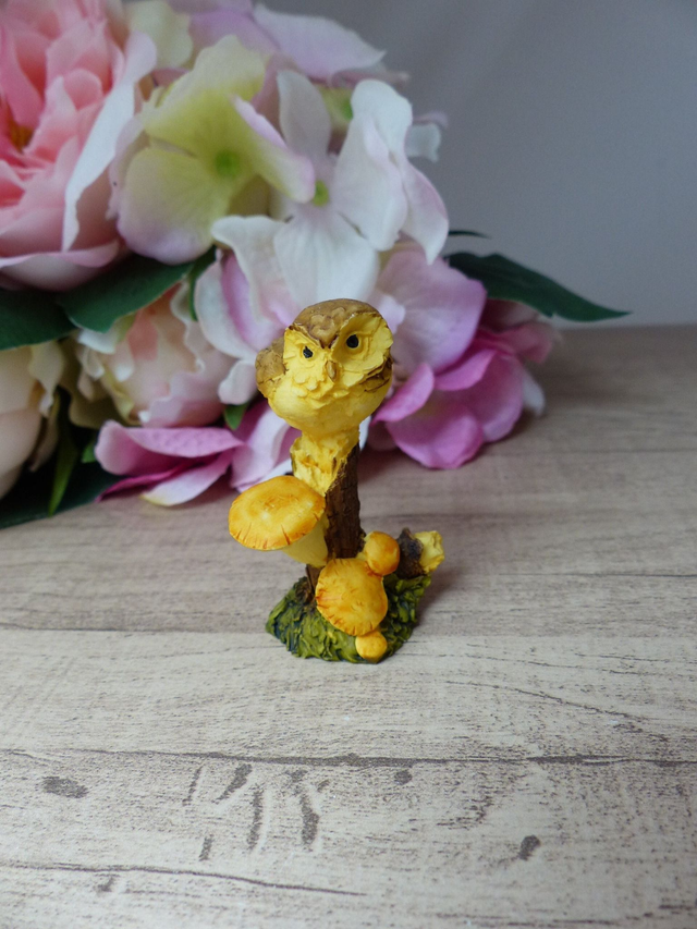 Artefice Ottanta Italie Vintage chouette miniature sur branche, sculpture chouette et champignons en céramique, collection peint à la main
