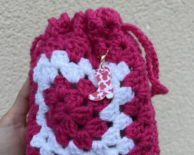 Pochette à friandises en crochet Lolita - rose avec breloque