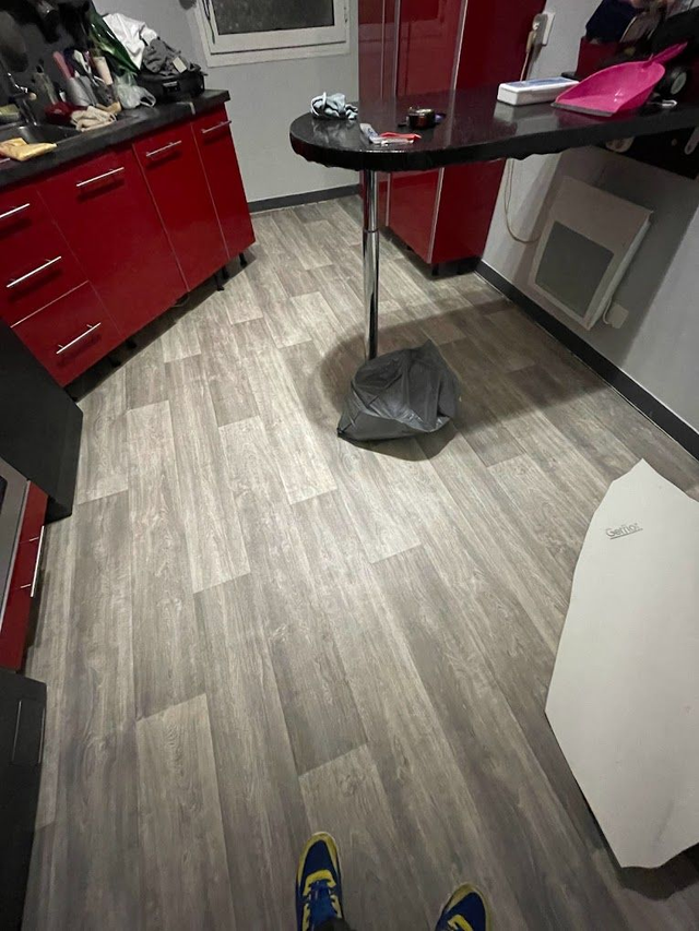 Depose ou Pose de Revetement de sol Parquet ou pvc avec des plinthes