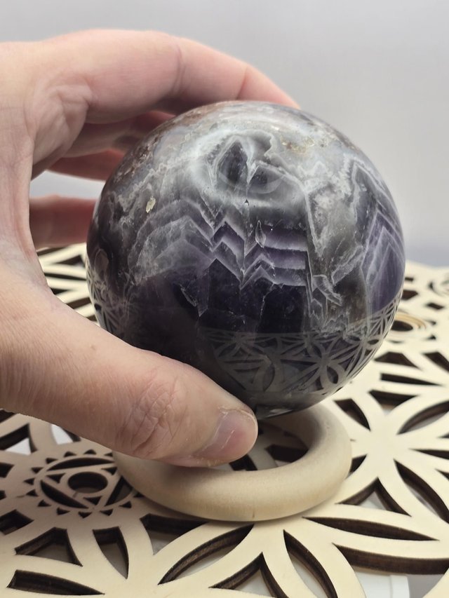 Améthyste chevron forme sphère