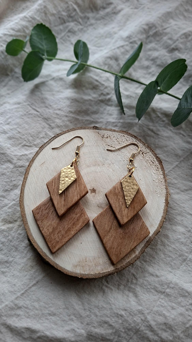 Holzohrringe im Boho-Stil