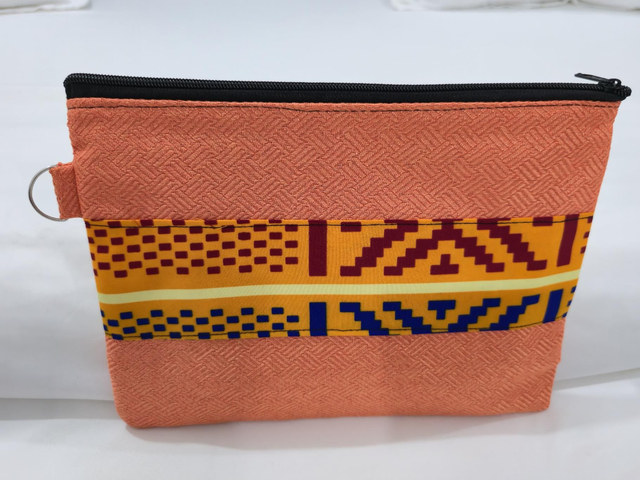 Pochette orange avec une bande de tissu wax