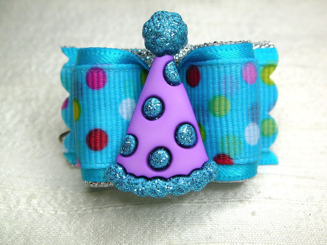 Noeud turquoise pois multicolores chapeau de fête-anniversaire