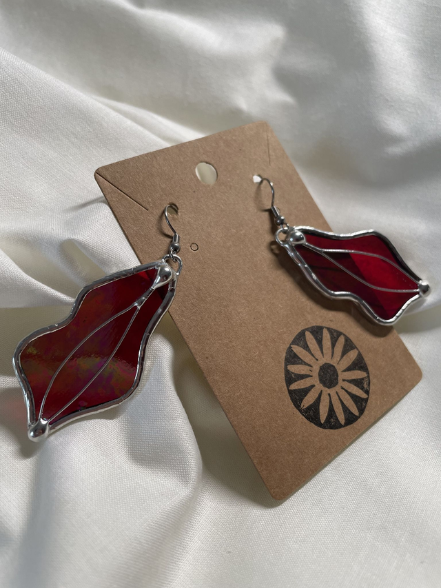 Boucles vulves rouges irisées