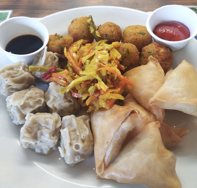 Plateau Dégustation ( 2 news, 3 samoussas, 3 Accras de morue, achards de légumes )