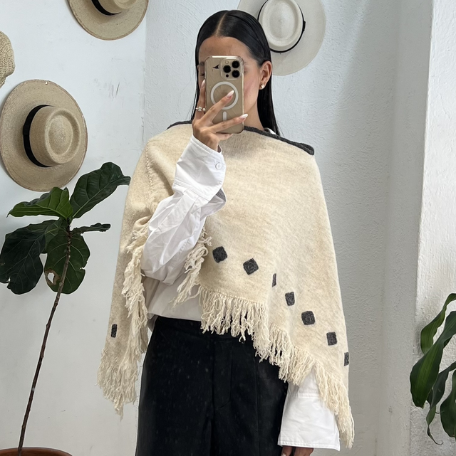 Poncho de lana beige con bordado marrón o gris 