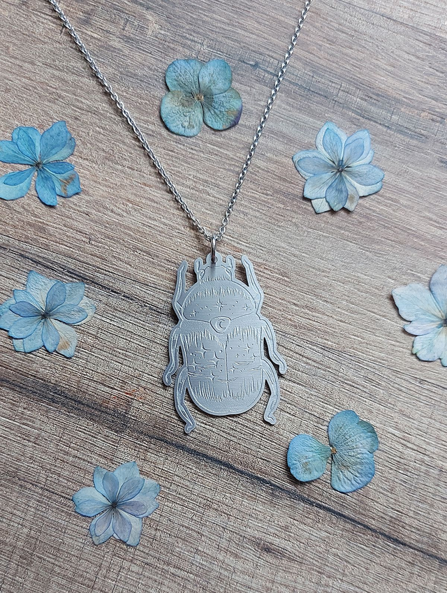 Le scarabée - Collier insecte stellaire en métal gravé