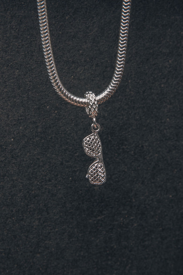 Berloque prata renda trabalhada