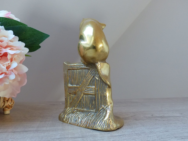 Figurine Vintage en Laiton Doré – Chat sur Clôture Regardant une Souris dans une Chaussure – Sculpture Artisanale Fait Main – Made in India