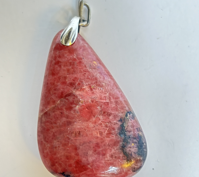 Rhodonit Anhänger in Tropfenform