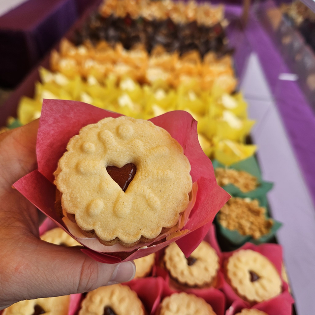 Jammy biscuit cupcake