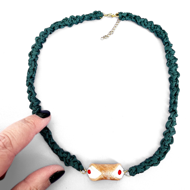 Collana Siciliana Cannolo Gusto Ricotta e Ciliegia Candita – Artigianale in Argilla Polimerica, Regolabile