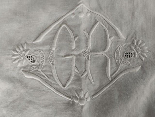 Monogramme GR sur coton fin motifs floraux