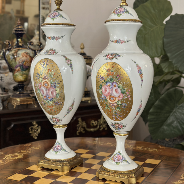 Conjunto de par de urnas e centro de mesa em porcelana branca da coleção St. Martial