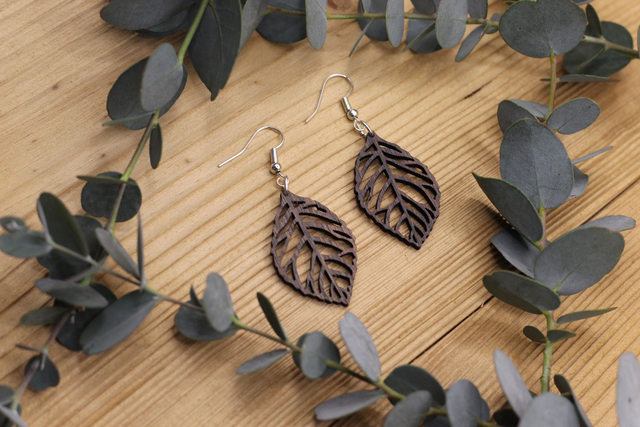 Boucles d&#039;Oreilles en Bois Massif - Frêne ou Noyer - Modèle Feuille