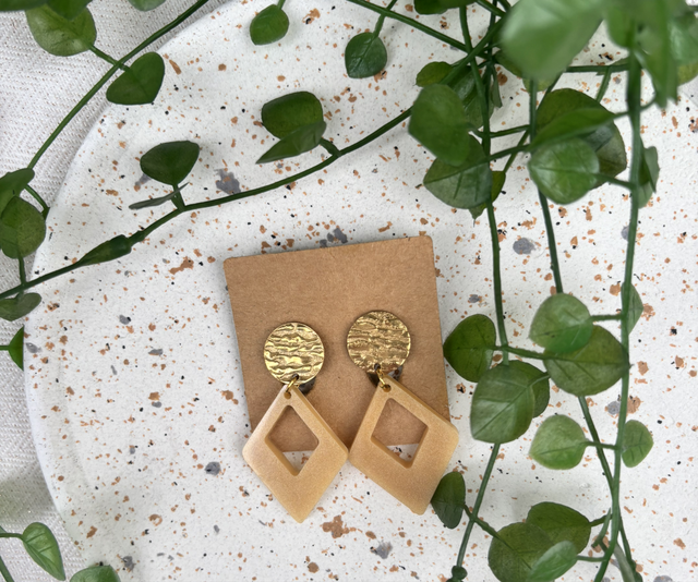 Boucles d’oreilles résine marron et dorées 