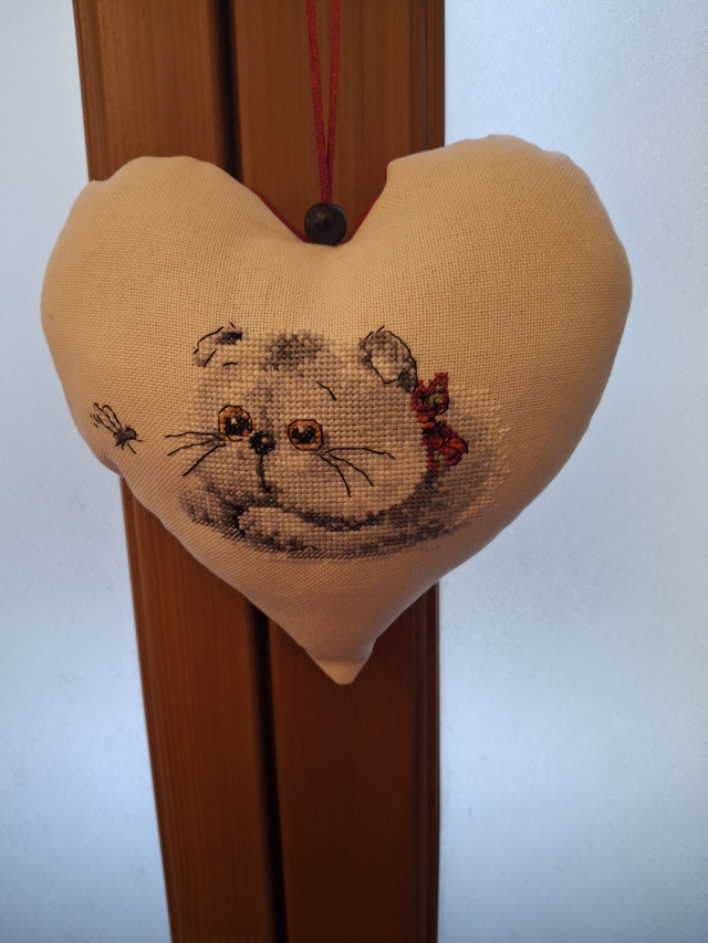 Coussin coeur brodé Chat au ruban rouge