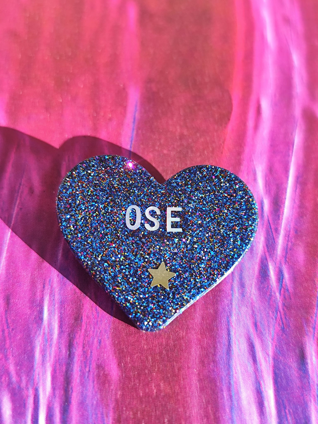 Broche cœur à paillettes - message : OSE