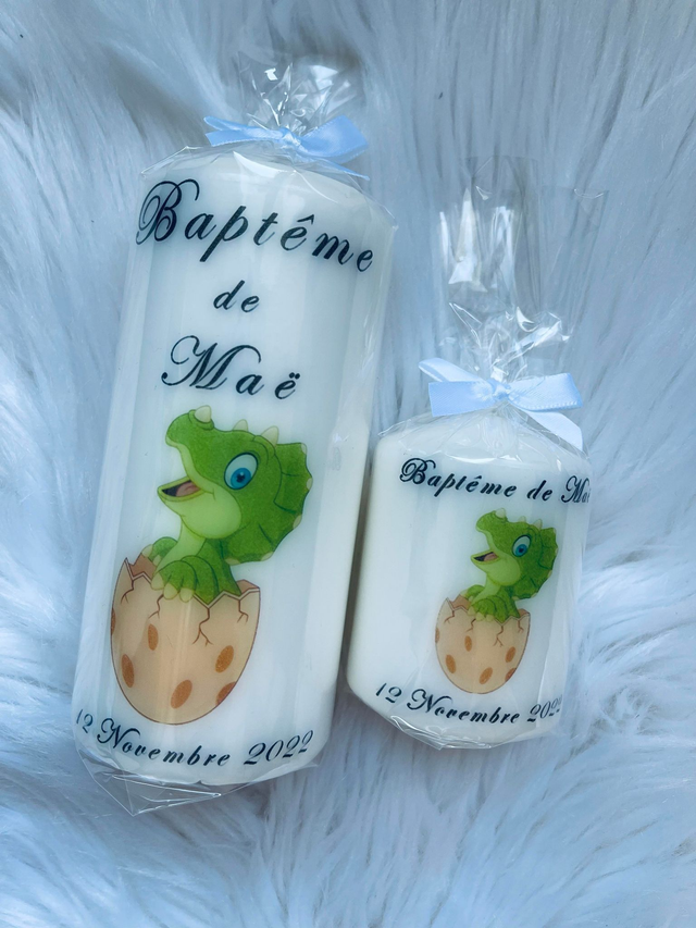 Bougie de baptême personnalisée dinosaure vert dans sa coquille