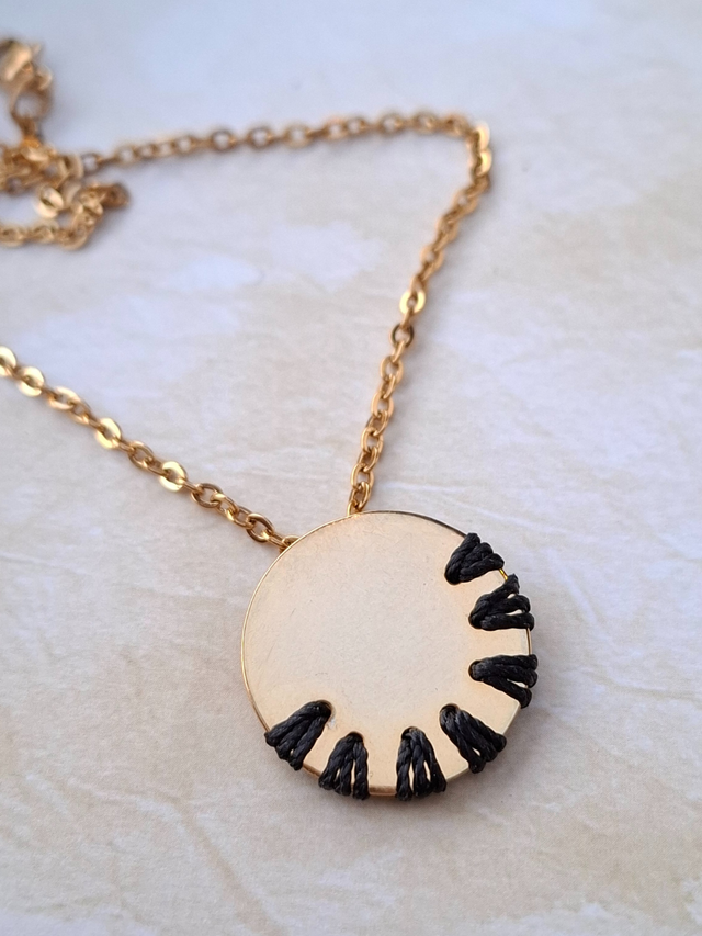 Collier Disque Arc-en-Ciel – Version Black