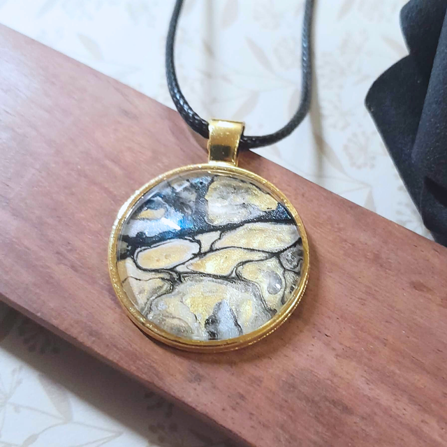 ANGÉLINE – Collier – Métal doré – Noir, doré et argent