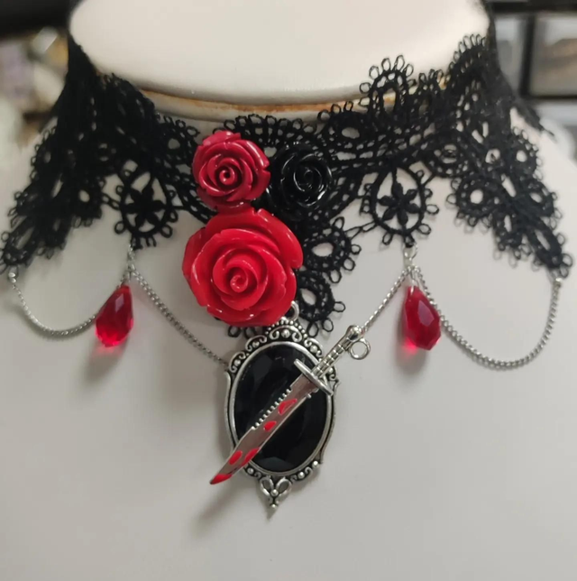 Ras du cou gothique poignard ensanglanté 