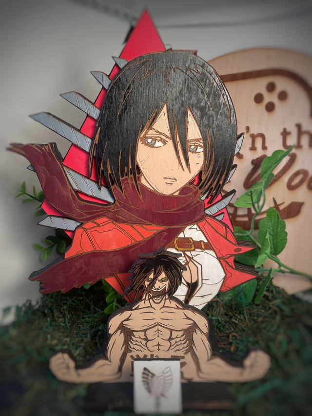 Figurine mikasa en bois.