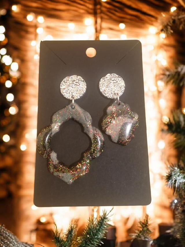 Boucles d&#039;oreilles atypiques noir et blanche