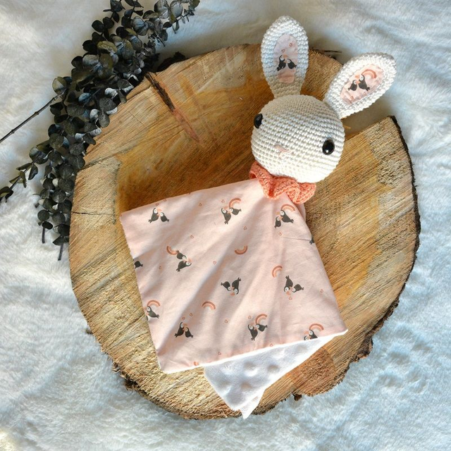 Doudou lapin écru motif pélican corail