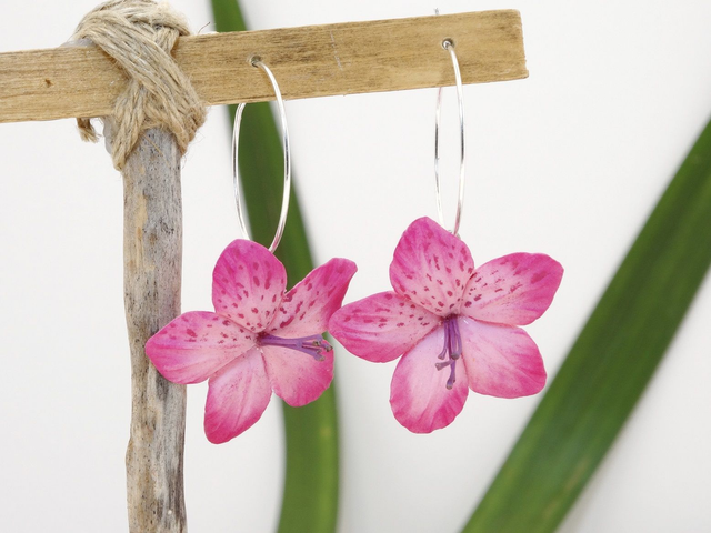 Pendientes de azaleas realistas
