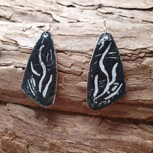 Black and white crackled earrings - EE017D