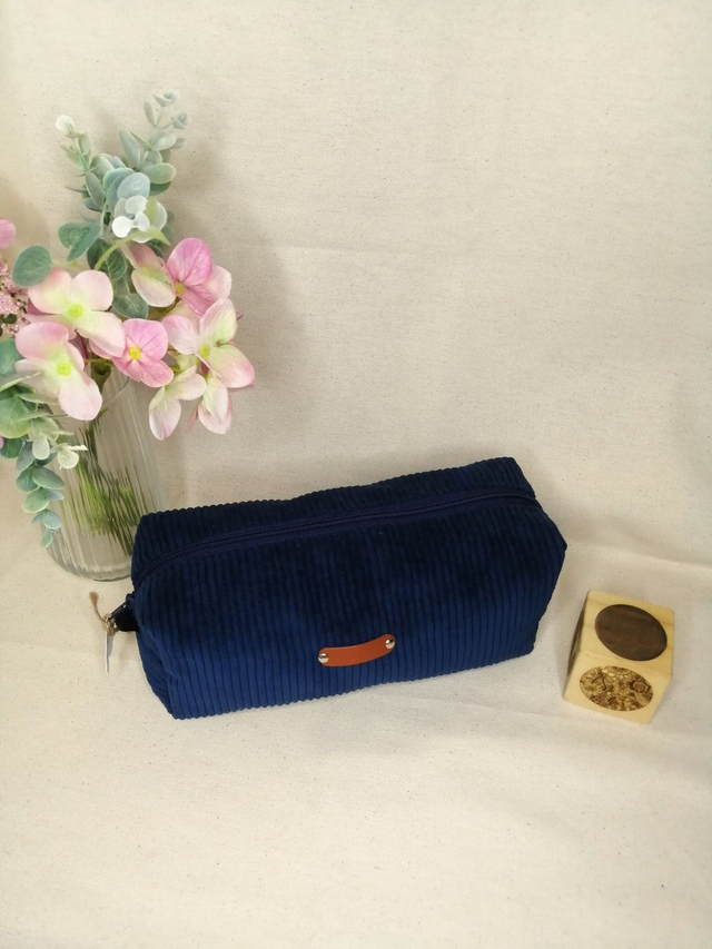  Trousse de toilette en velours côtelé bleu avec détails élégants