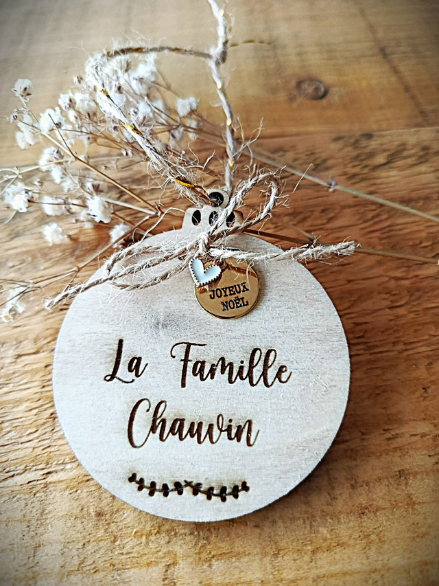 Boule de noël avec médaillon doré