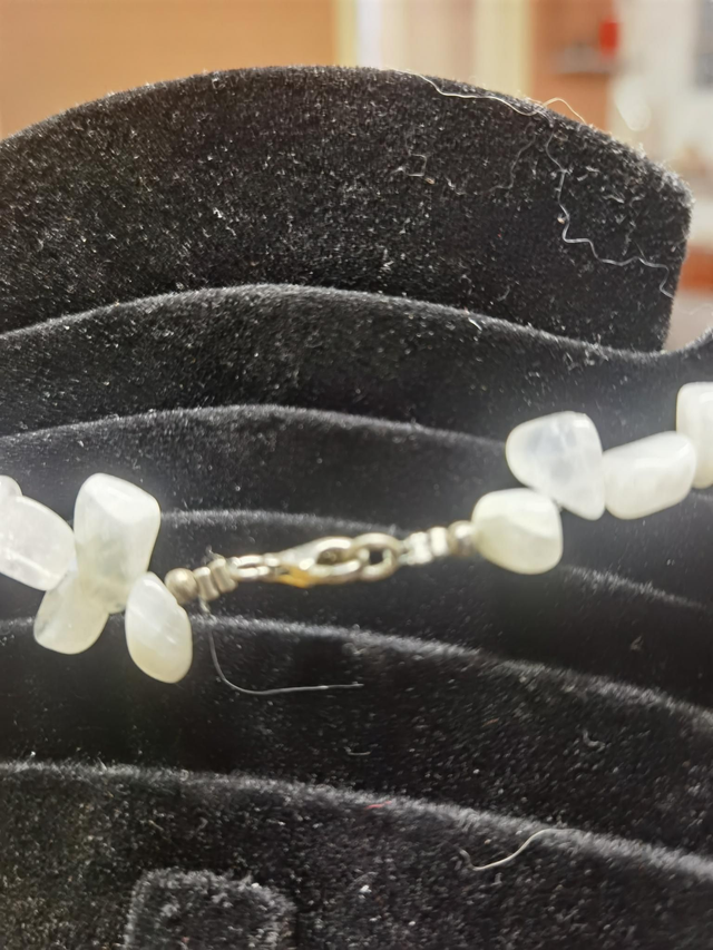 Collier perles galets en pierre de lune - le féminin en douceur