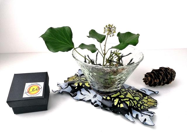 Décoration végétale en émail sur cuivre et sur feuille d'argent.