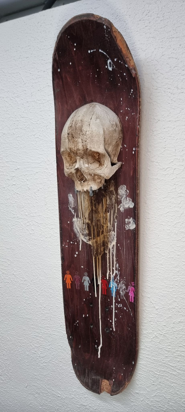 Schädelreplikat auf Skateboarddeck zum aufhängen, ca 78cm x 19cm