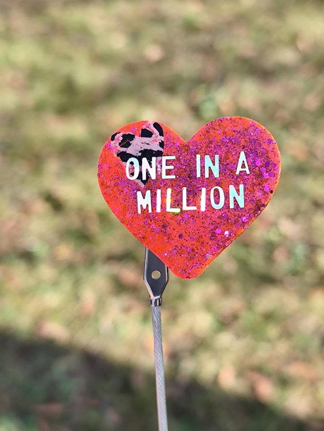 Broche One in a million – broche en résine pailletée, pièce unique