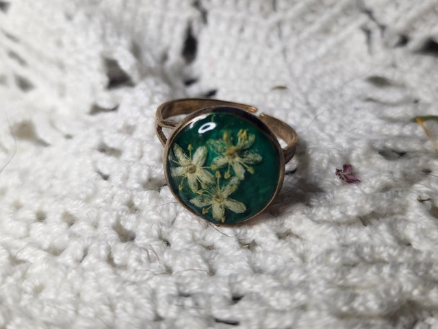 Bague fleurs séchées fond vert