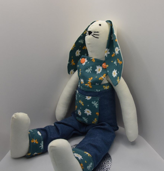 Hase Eduard mit Latzhose sucht ein neues Zuhause