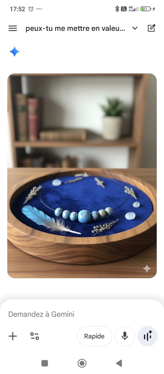 Collier en bois vernis