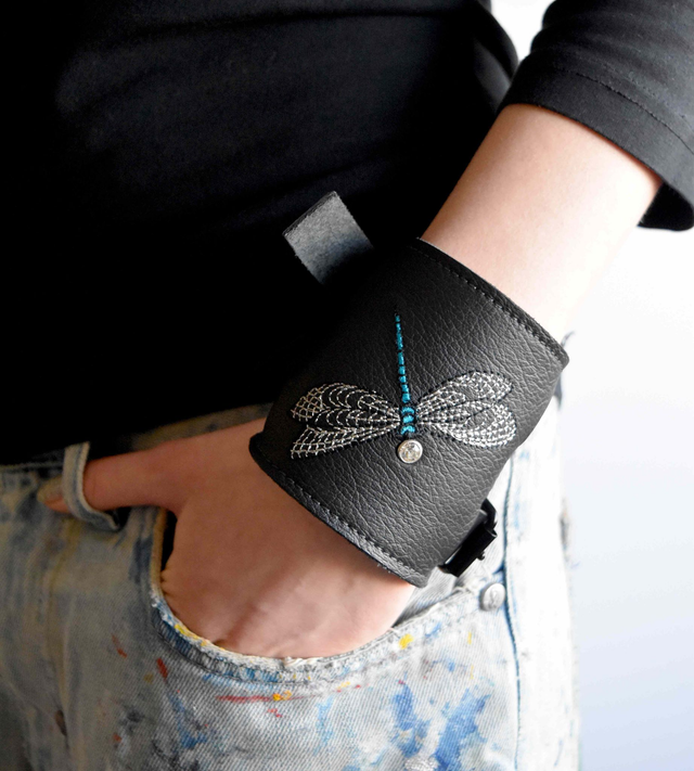 Wide black leather wrist strap "Kiil", with embroidery