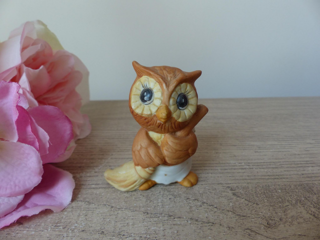 Figurine Chouette Ménagère en Céramique – Hibou avec Balai – Statuette Vintage Symbolique – Cadeau Retraite, Nouveau Départ, Crémaillère