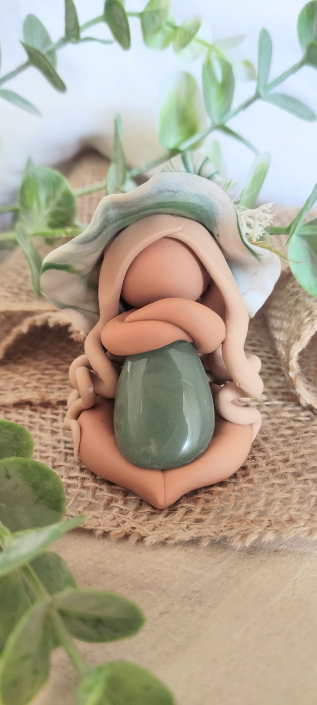 🍃 Gardienne des Forêts Enchantées – Aventurine Verte &amp; Chapeau de Sorcière Fleuri 🌸
