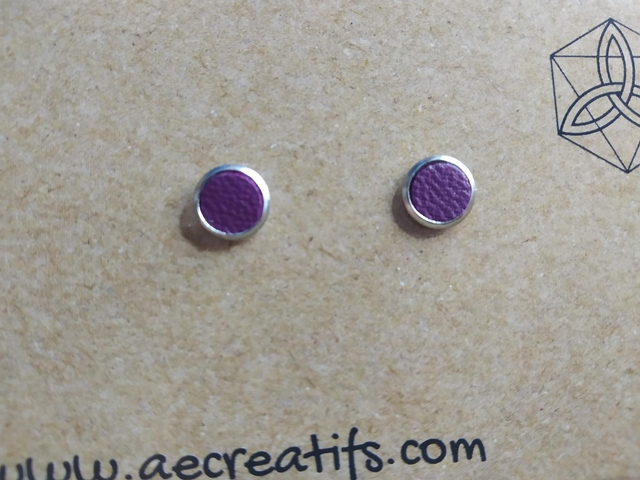 Boucles d&#039;oreilles puces cuir violet 