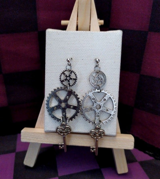 Clous d'oreilles steampunk argenté